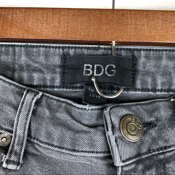 BDG axyl slim raw hem cropped jeans, size 26 - Picture 3 of 7
